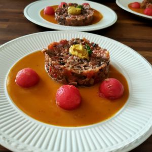 Een "steak tartare", maar dan vegan. Tomaat, champignons en nog veel meer lekkers